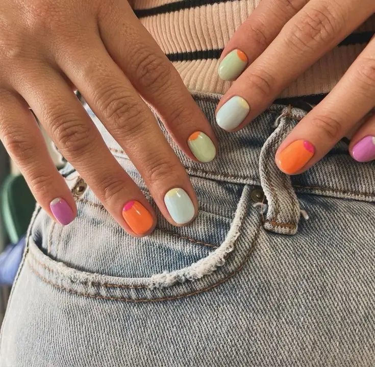 Kurze Nägel Ideen 2025: Die 17 schönsten Designs für jeden Stil