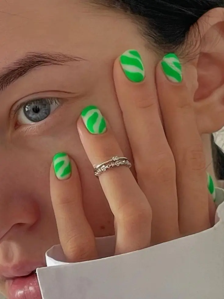 Kurze Nägel Ideen 2025: Die 17 schönsten Designs für jeden Stil