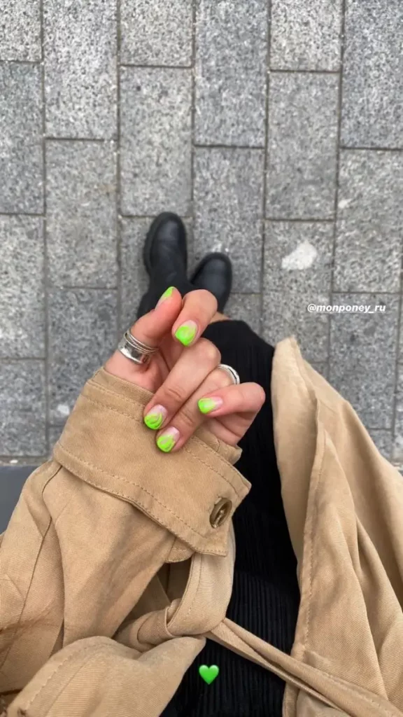 Kurze Nägel Ideen 2025: Die 17 schönsten Designs für jeden Stil