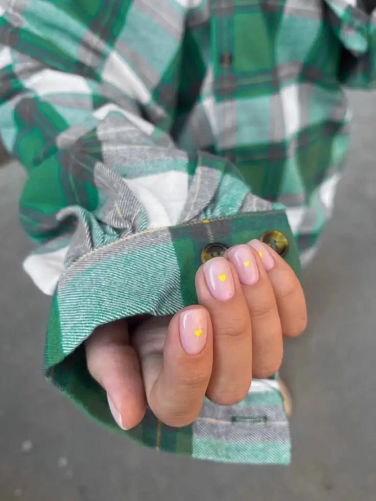 Kurze Nägel Ideen 2025: Die 17 schönsten Designs für jeden Stil