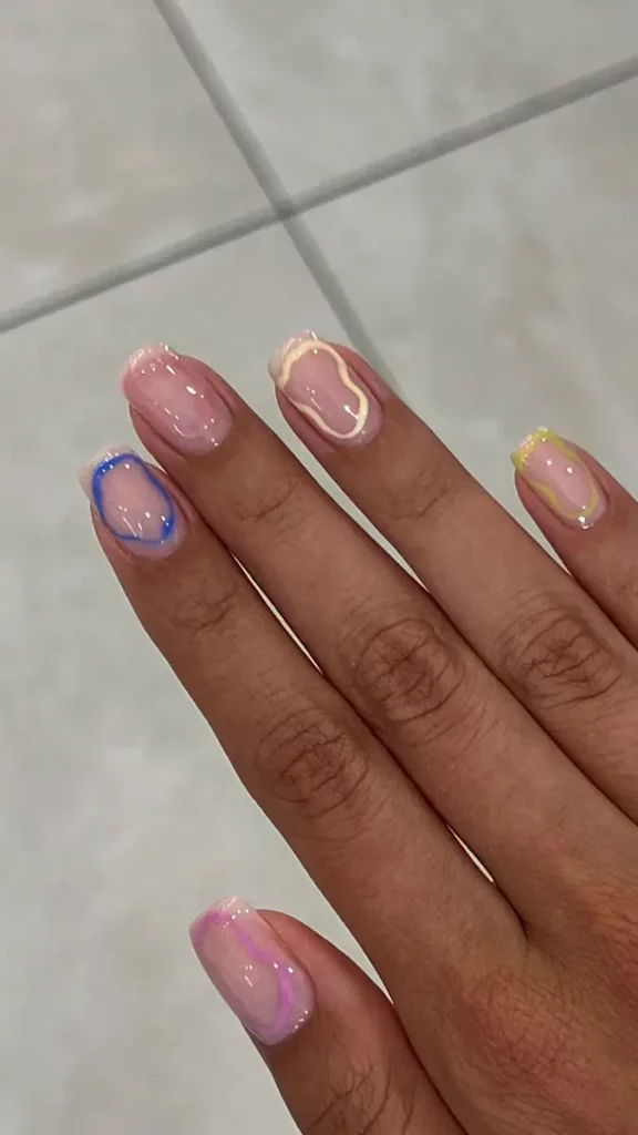 Kurze Nägel Ideen 2025: Die 17 schönsten Designs für jeden Stil