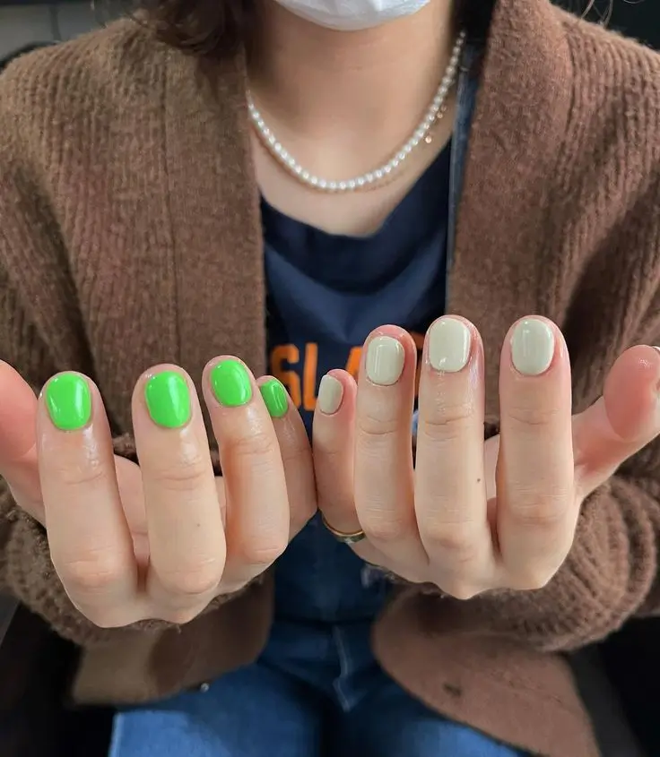 Kurze Nägel Ideen 2025: Die 17 schönsten Designs für jeden Stil