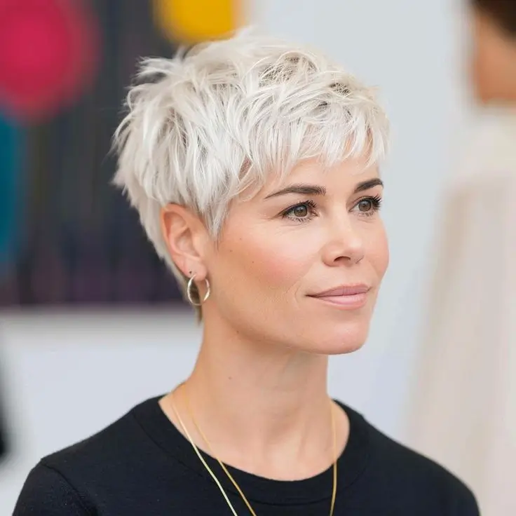 Kurzhaarfrisuren 2025: Die 16 schönsten Ideen für moderne Frauen