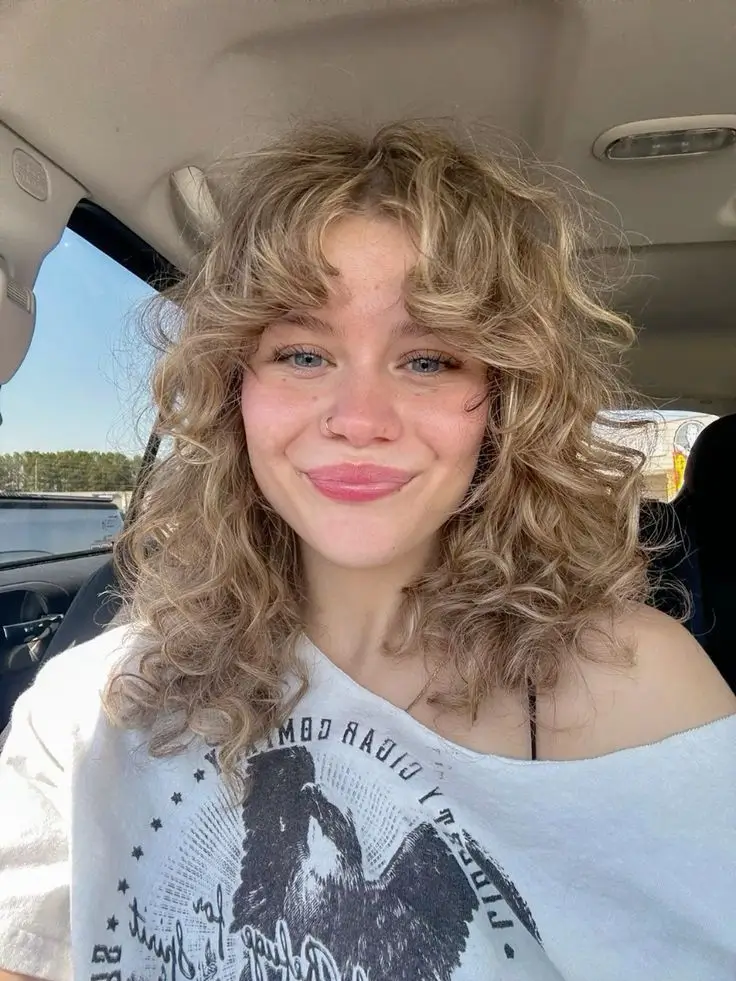 Die 16 schönsten Frisuren für mittellange Locken 2025