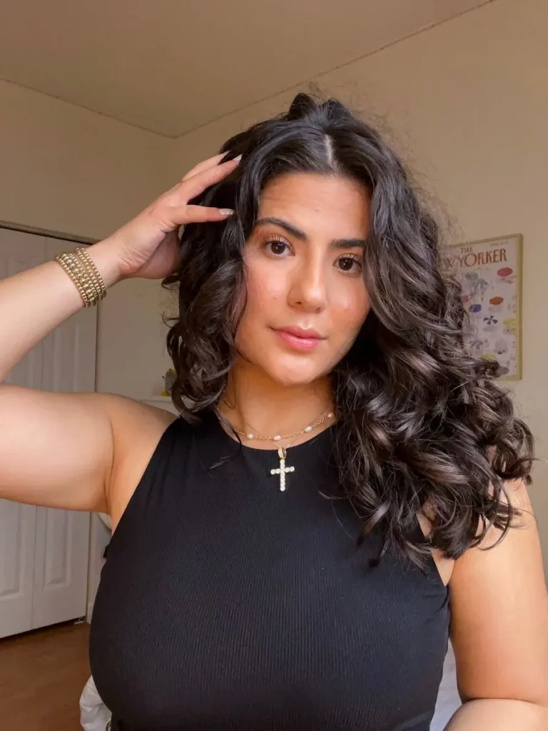 Die 16 schönsten Frisuren für mittellange Locken 2025