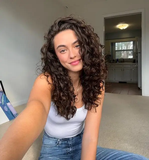 Die 16 schönsten Frisuren für mittellange Locken 2025