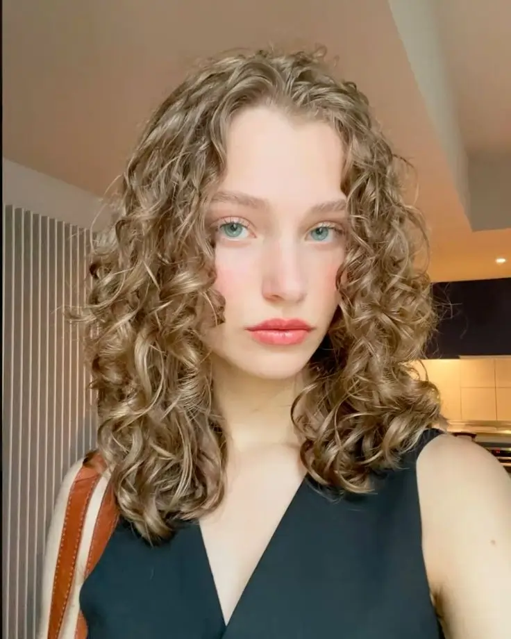 Die 16 schönsten Frisuren für mittellange Locken 2025