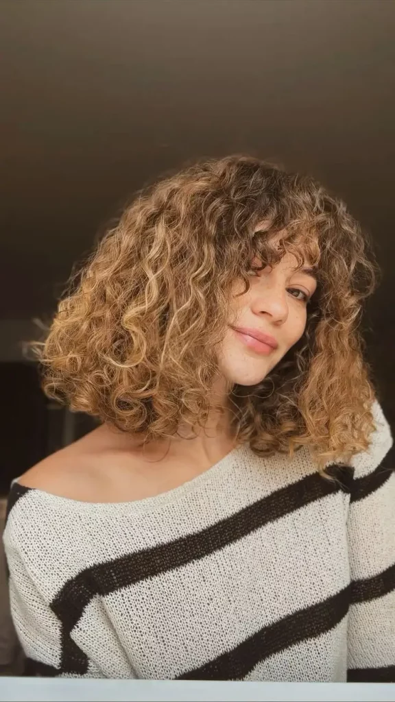 Die 16 schönsten Frisuren für mittellange Locken 2025