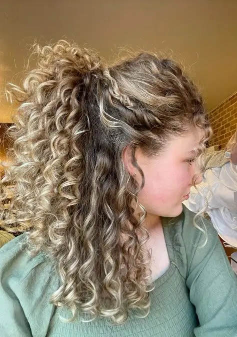 Die 16 schönsten Frisuren für mittellange Locken 2025