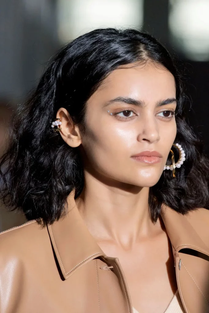 Die 16 schönsten Frisuren für mittellange Locken 2025