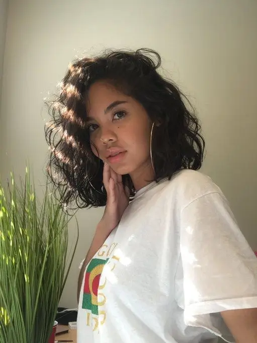 Die 16 schönsten Frisuren für mittellange Locken 2025