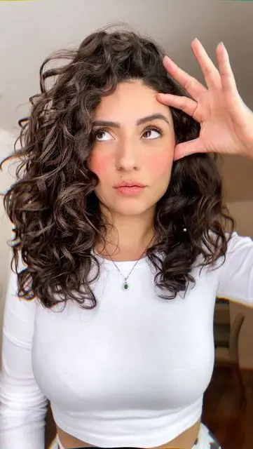 Die 16 schönsten Frisuren für mittellange Locken 2025