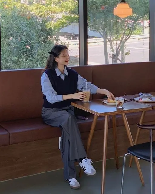 Office Outfit Damen: 16 Stylische Ideen für den Büro-Look 2025