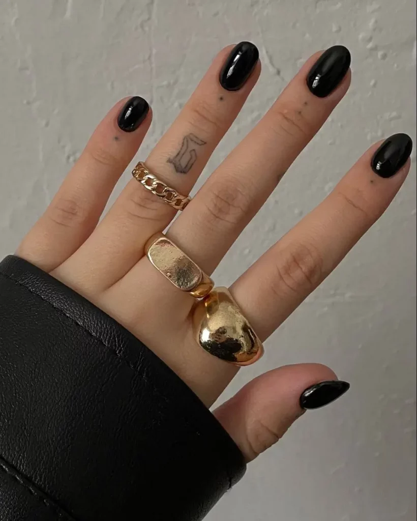 Schwarze Nägel 2025: 16 stilvolle Designs für jeden Anlass