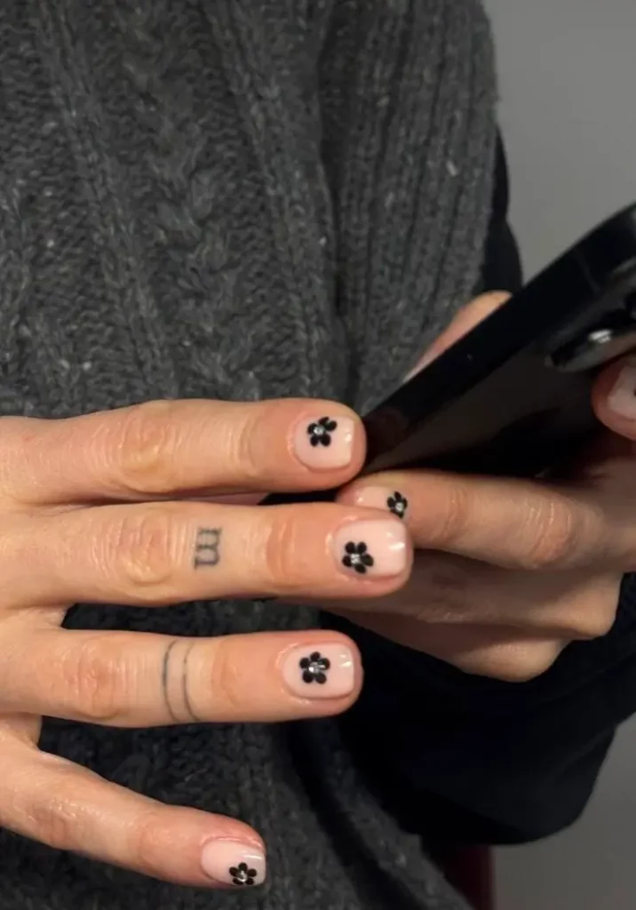 Schwarze Nägel 2025: 16 stilvolle Designs für jeden Anlass