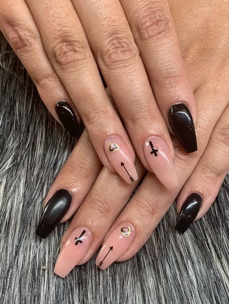 Schwarze Nägel 2025: 16 stilvolle Designs für jeden Anlass