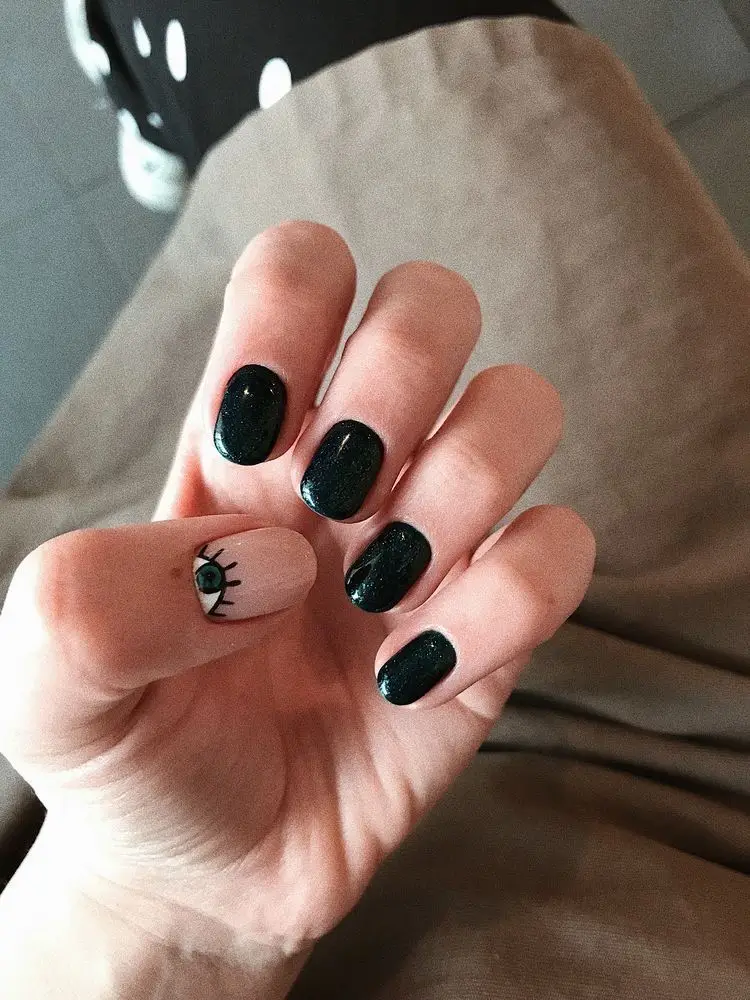 Schwarze Nägel 2025: 16 stilvolle Designs für jeden Anlass