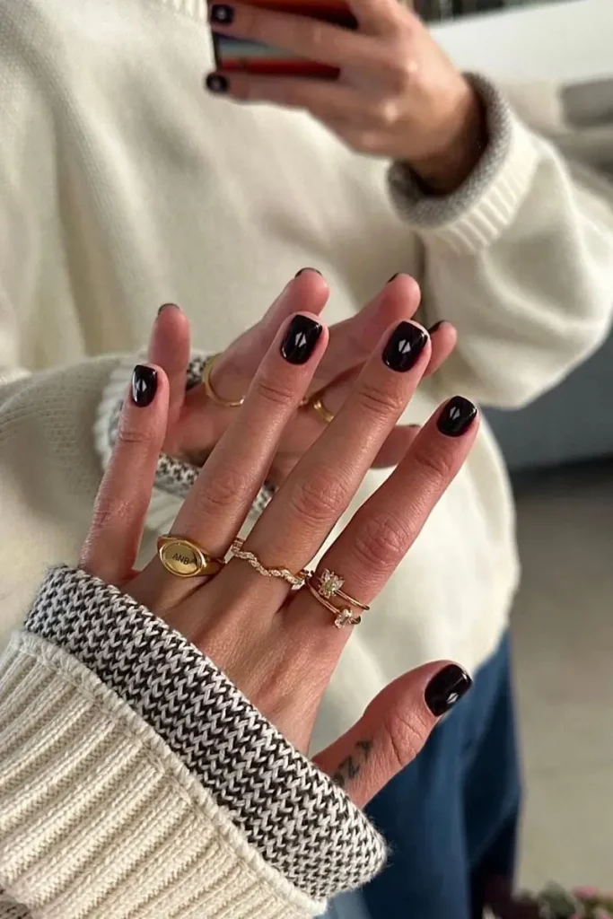 Schwarze Nägel 2025: 16 stilvolle Designs für jeden Anlass