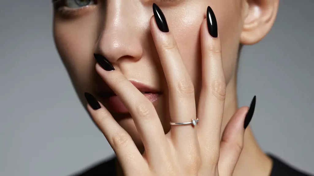 Schwarze Nägel 2025: 16 stilvolle Designs für jeden Anlass