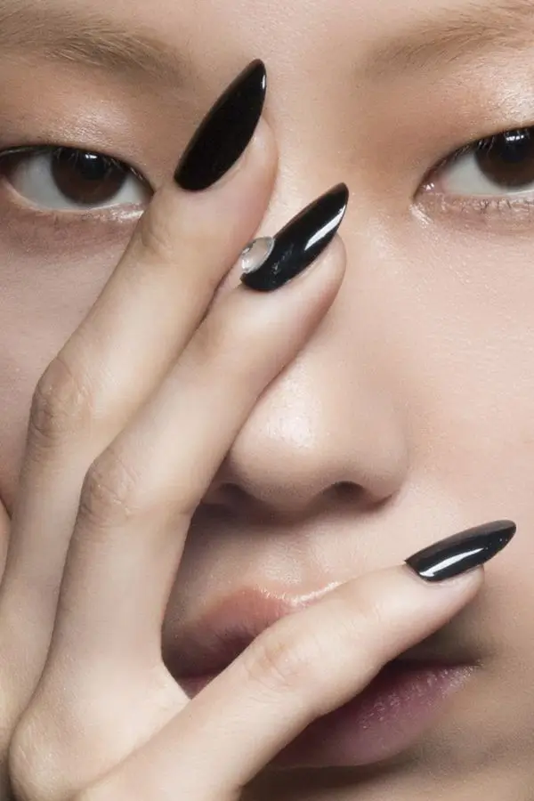 Schwarze Nägel 2025: 16 stilvolle Designs für jeden Anlass