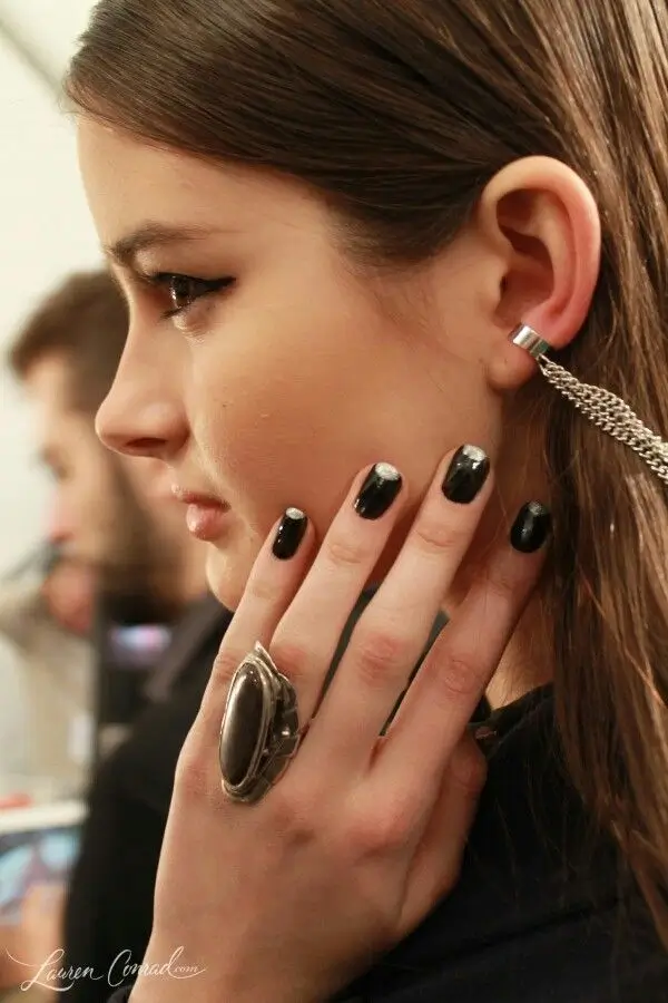 Schwarze Nägel 2025: 16 stilvolle Designs für jeden Anlass