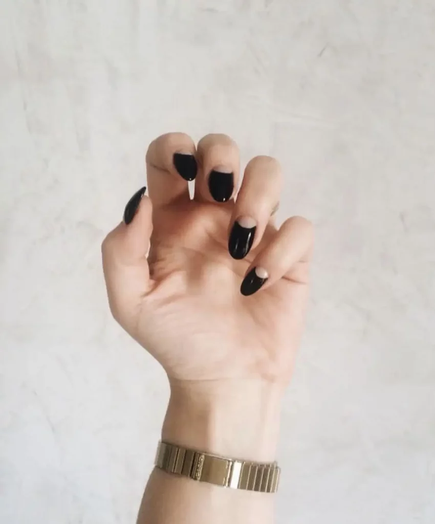 Schwarze Nägel 2025: 16 stilvolle Designs für jeden Anlass