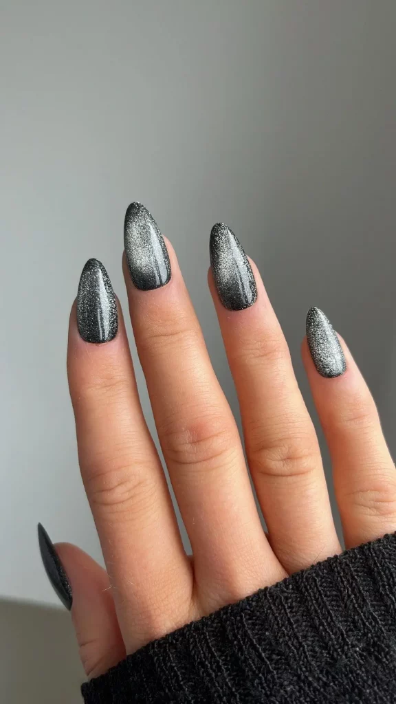 Schwarze Nägel 2025: 16 stilvolle Designs für jeden Anlass