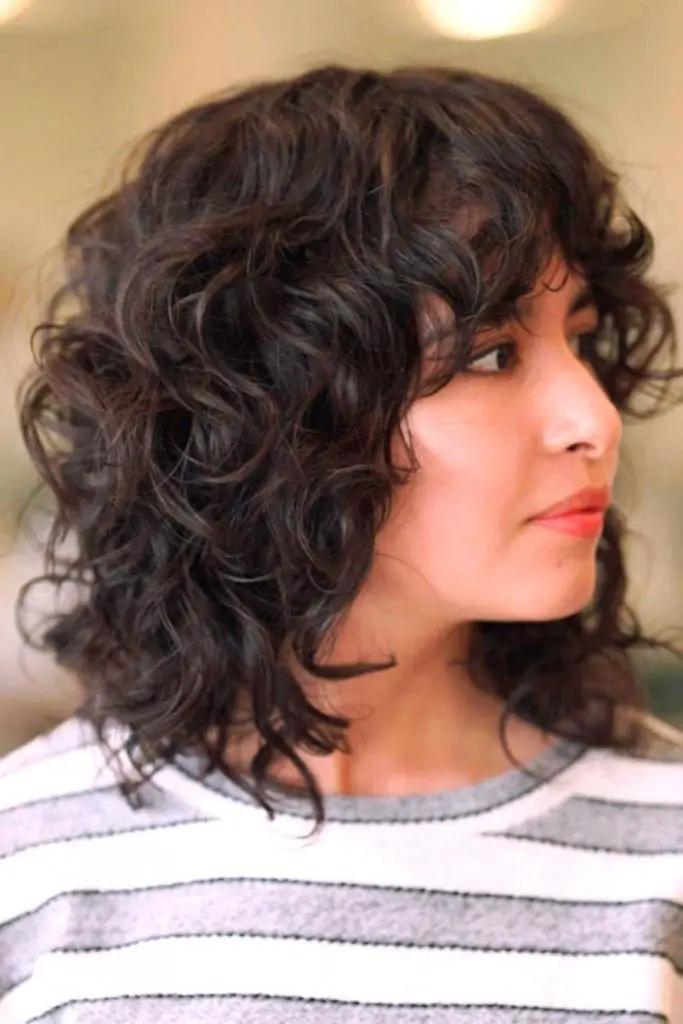 Die 16 schönsten Stufen Haarschnitte für Locken im Jahr 2025