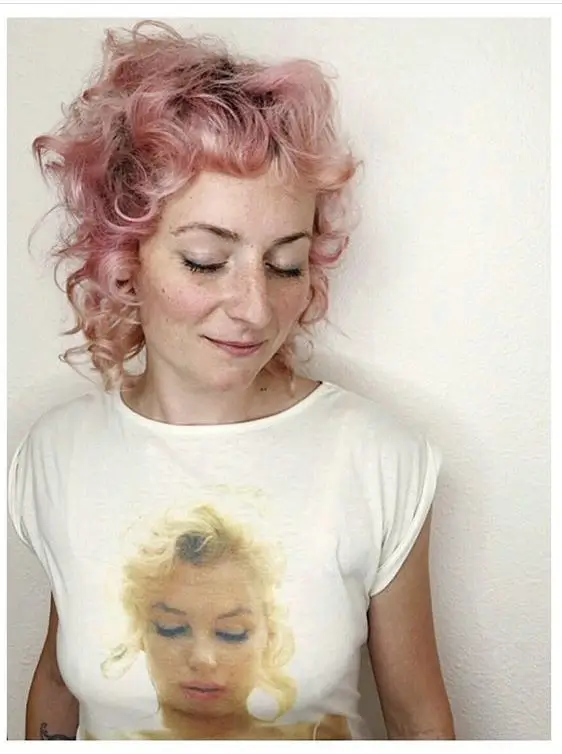 Die 16 schönsten Stufen Haarschnitte für Locken im Jahr 2025