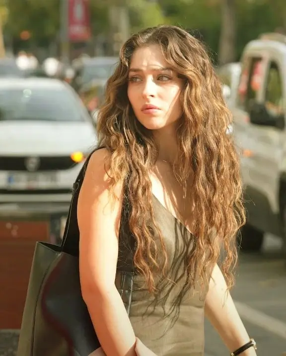 Die 16 schönsten Stufen Haarschnitte für Locken im Jahr 2025