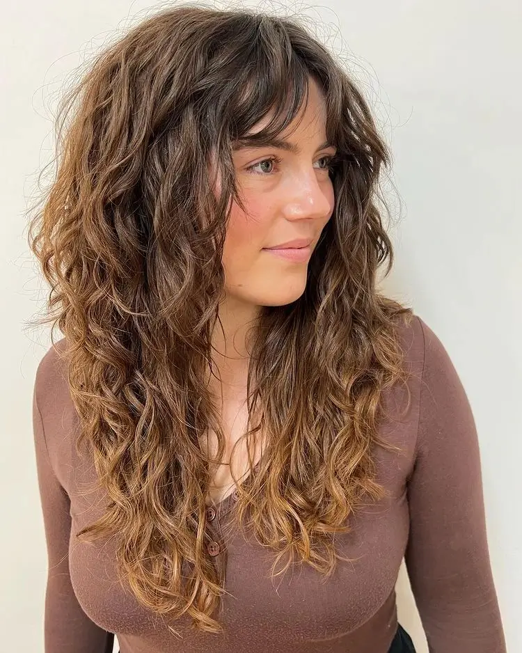 Die 16 schönsten Stufen Haarschnitte für Locken im Jahr 2025