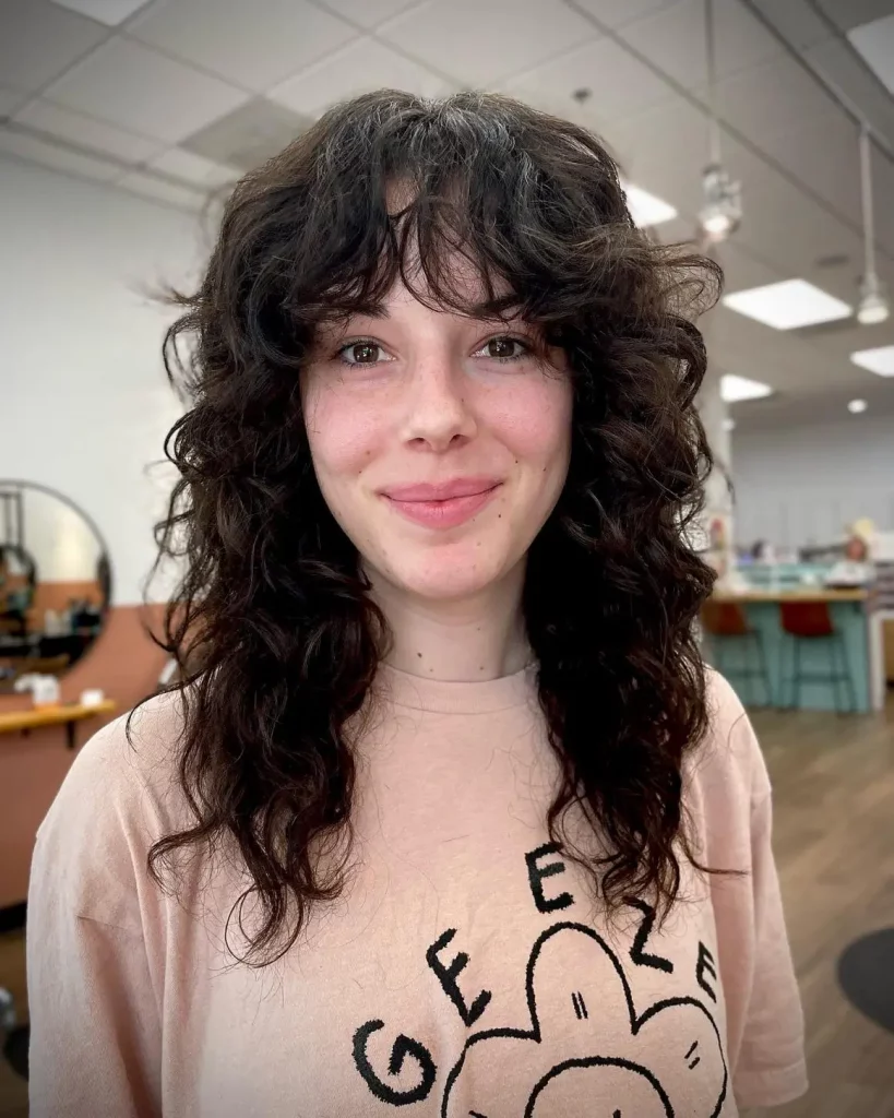 Die 16 schönsten Stufen Haarschnitte für Locken im Jahr 2025