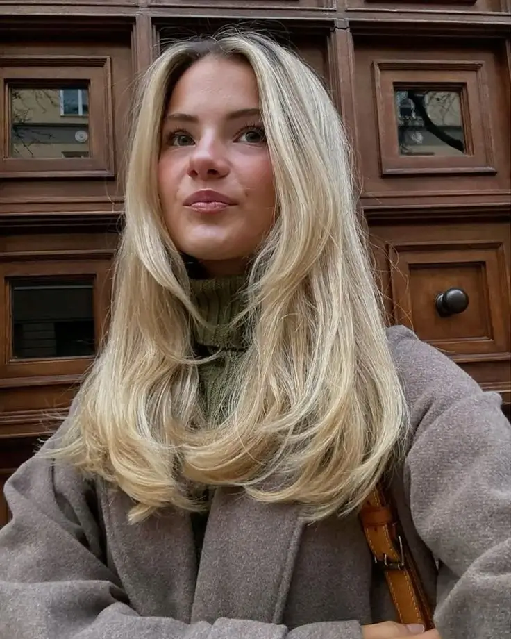 Stufenschnitt 2025: 17 Trend-Ideen für moderne und voluminöse Frisuren